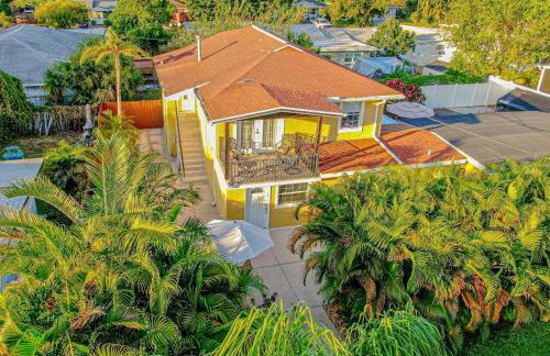 Tropical escape with fire pit near airport & stadium - Foto 1