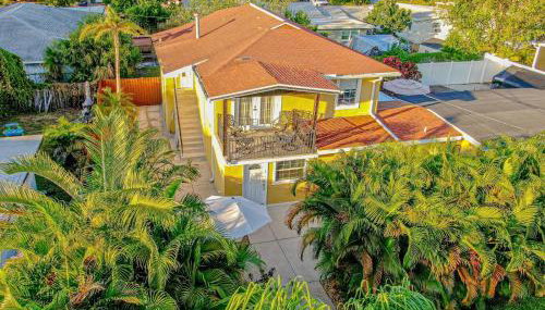 Tropical escape with fire pit near airport & stadium - Foto 1, Garden view