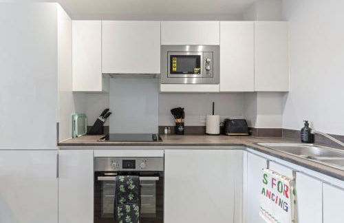 Tropical Suite - 2 Bed 2 Bath City Centre Netflix Games - Exclusive Weekly and Monthly DEALS - Raozee Homes - Foto 14