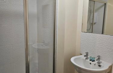 Lux Den close to M1! Netflix , Parking & Broadband - Foto 8