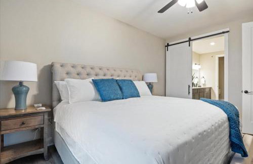 Family-Fun Lakeside Luxury at Topsider in Osage w/ 2 Pools, Prime Views Pack N' Play & Games - Foto 19