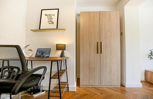 Grace House - Prime Location - Driveway Parking, Pool Table, Fast Wifi, Self Check-In and Smart TV with Sky TV and Netflix by Yoko Property - Photo 6