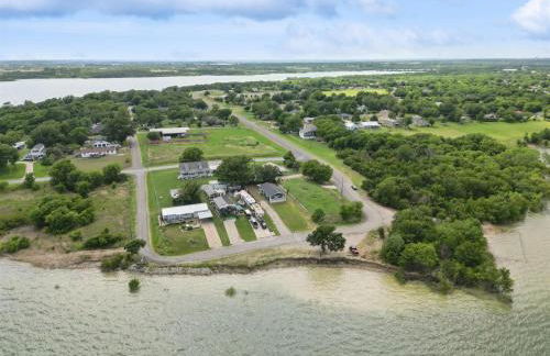 Tranquil Lakeside Escape 2 Bedrooms Patio Views - Photo 31