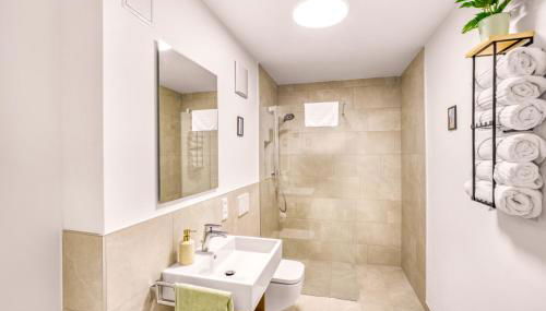 Stilvoll - Heimkino, Kochinsel, Parkplatz, Neubau & Mehr - Foto 4, towels, Shower