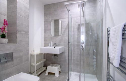 Spacious 4BR house, 2 en suites with garden & on-site parking - Foto 40