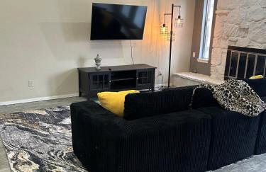 Great Edmond home, near OKC with 3 beds, Wi-fi, cold AC, and central heat, fully fenced backyard - Foto 32