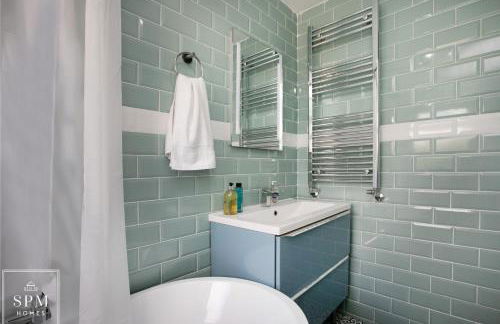 Large 4 Bed House - Long Stays Welcome - Smart TVs in Each Bedroom - Parking - Wifi - Foto 29