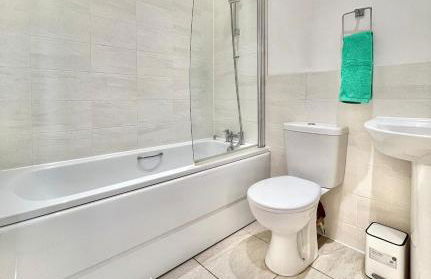 Rushden - 5 Beds Modern Home, Free Private Parking, TV, Garden - Foto 9