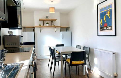 Spacious 3 Bedroom House - 5 Minutes to the nearest Beach! - Great Location - Garden - Parking - Fast WiFi - Smart TV - Newly decorated - sleeps up to 7! Close to Poole & Bournemouth & Sandbanks - Foto 12