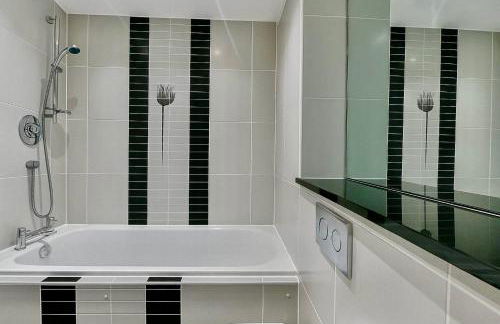 Luxury 2 Bedroom Apartment- Lake view - Free Parking - Wembley Stadium 5KM - Foto 20