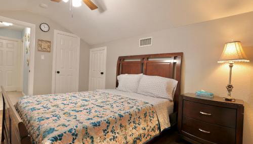 Gorgeous 4 bedroom 2,5 bath Home with Heated Pool, Spa & Game Room close to DFW Airport, Gaylord Convention Center, Shops and Restaurants - Photo 4