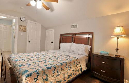 Gorgeous 4 bedroom 2,5 bath Home with Heated Pool, Spa & Game Room close to DFW Airport - Photo 11