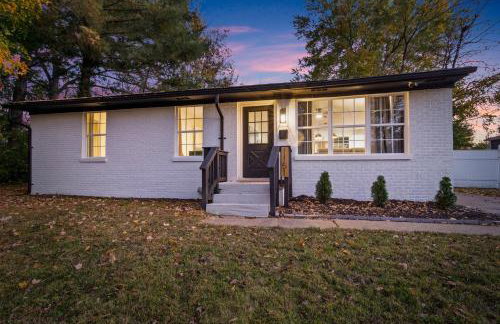 Game Room and Huge Yard with Fire Pit Yard Games and BBQ Near UE and Downtown - Foto 49