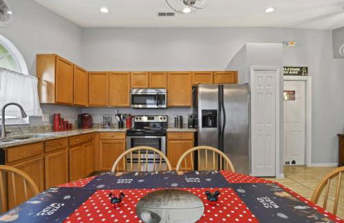 Themed 4BR house pool game room 10 min Disney - Photo 11