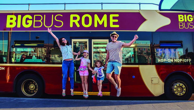 Autobus turistico di Roma - Foto 2, Una famiglia accanto all'autobus turistico di Roma Roma
