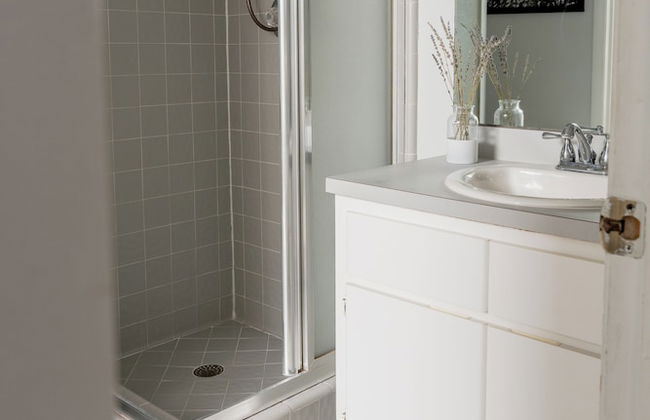 Quiet Convenient and Modern Haven - Photo 37