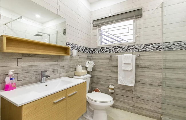 Apt - Gated Community-sleeps 4-balcony-parking - Foto 13