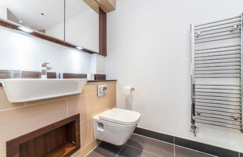 Chic Sun-Filled 1 BDR Apt with Private Terrace - Foto 17