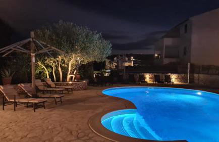 Red House Apartment With Swimming Pool - Photo 27