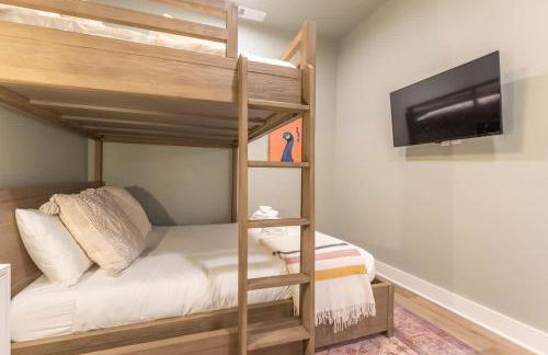 Here You Come Again by Stay Local Nashville - Foto 34