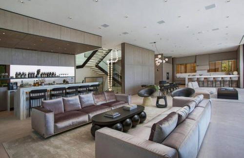 Ultra-Luxurious BH Estate with Pool, Theatre, Views - Foto 31