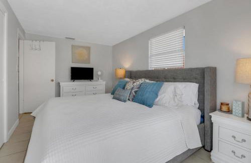 Little Beach House w/ POOL&SPA - 5 minutes to Vanderbilt Beach (Pet Friendly) - Photo 11