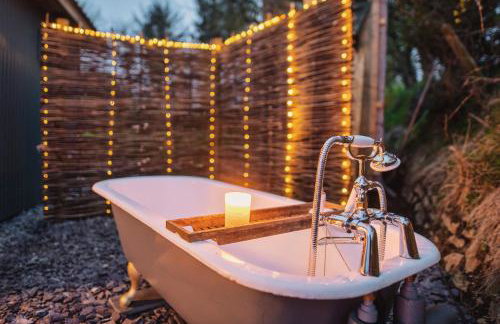 Luxury Glamping Cabin with Outdoor Bath on Cornish Meadow - Photo 4