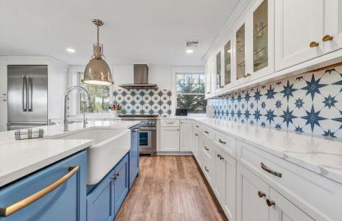 Waterfront Retreat with Private Dock and Fire Pit, Sleeps 8, Outdoor Dining, Spa-Style Primary, Gourmet Kitchen with Dual Dishwashers, Gas Fireplace, River Views, Bright Open Layout, Central AC, Perfect Coastal Escape for Families, 24 Hr Hospitality - Foto 42