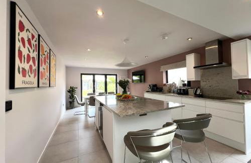 Luxury Family Home in Central Windsor with Large Garden, Games Room, Office, Parking & Pet-Friendly - Photo 33