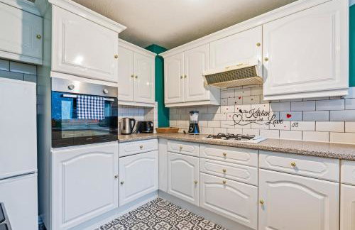 #99 Quirky and Stylish 3-Bedroom - Close to Drayton Manor Theme Park - Sleeps 6 - "Perfect for contractors and Families - Free parking" - Photo 27