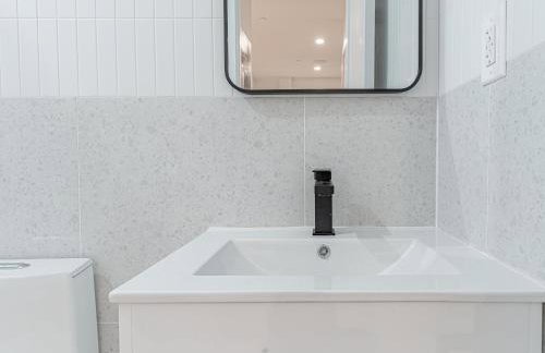 Modern City Hideaway with 1BR & Balcony - Foto 21