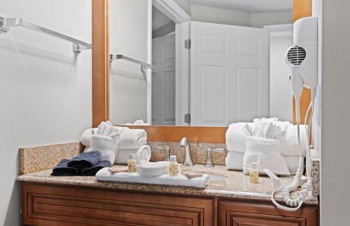 Seaside Splendor! 1BR Oasis with Private Oceanfront Balcony at Wyndham Oceanwalk - Foto 33