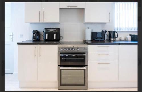 Central Mews Free Wi-Fi-Parking-Contractors - Photo 8