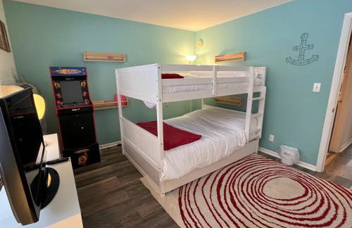 Newly Updated Modern, Spacious, and Cozy Condo- Right on the Lake! - Foto 14