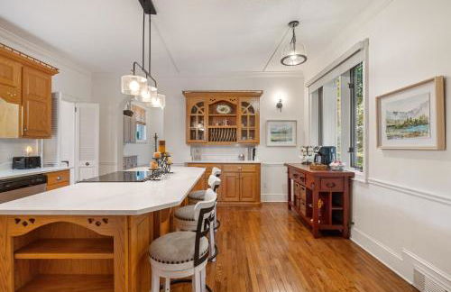 Stylish Mountain Retreat with Sunroom and Pergola - Foto 25