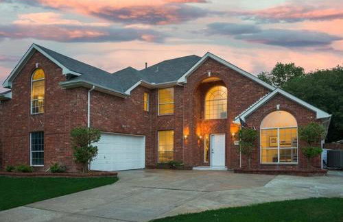 Captivating 6BR 3B Home with Pool & Fire Pit - Foto 33