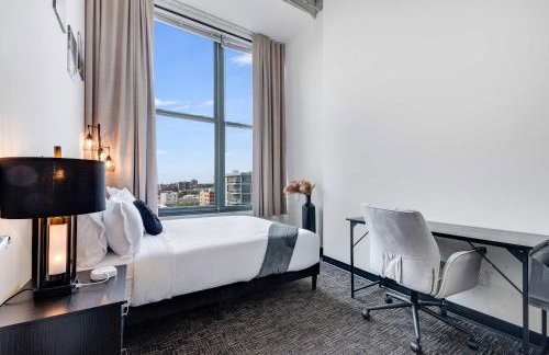 West Loop - City Views With In & Out Parking 1 - Photo 31