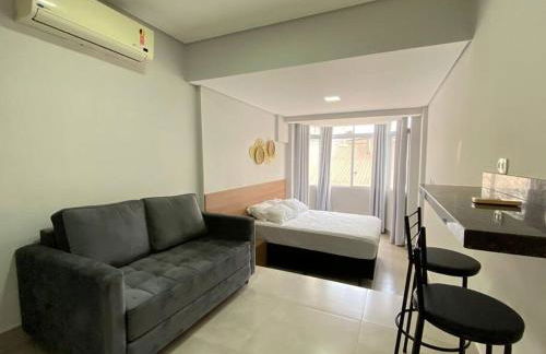 Lindo Studio em Frente à Praia do Embaré! - Foto 4