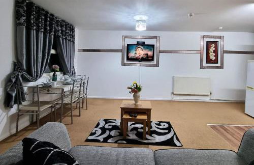 *F1*5GH* Setup for your most relaxed & amazing stay + Free Parking + Free Fast WiFi * - Foto 1