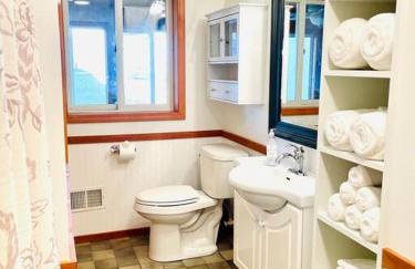 Unforgettable 4 bedroom 3 bath waterfront cabin - Photo 2