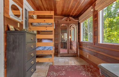 Cozy Riverfront Cabin Just Steps to the Russian River with Beach Access & Wood Stove - Foto 37