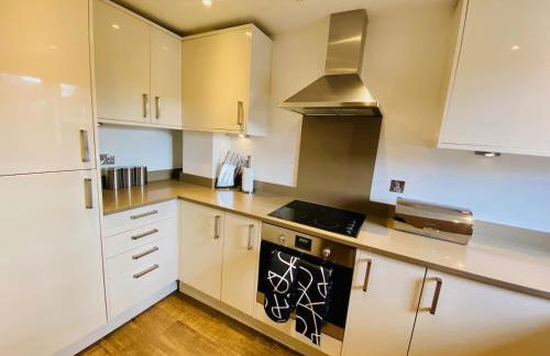 Just £45pppn! Prime Comfort for Contractors with Spacious Parking, Plush Beds, Top-notch Amenities, Flexible Stays & Lightning-Fast Internet - Photo 10