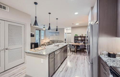 Cozy 1BR King Suite Close to Downtown w Fast Wifi - Photo 18