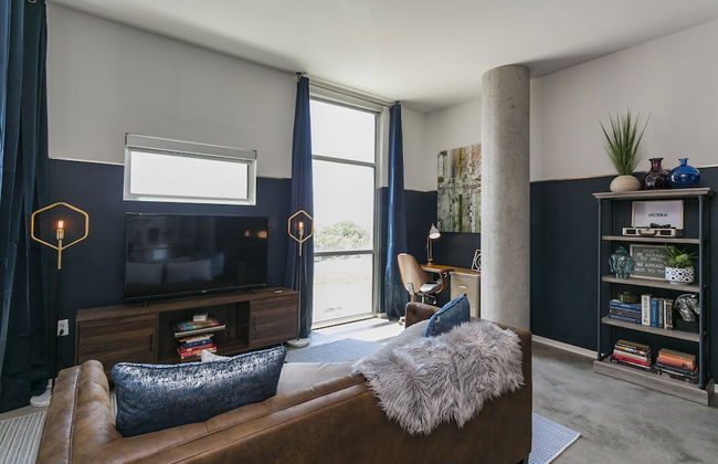 Mid Century Modern Downtown Condo | 30+ Night Min - Foto 1
