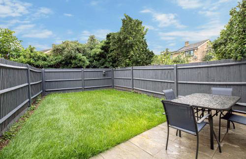 Prime Location - 4 Bedroom 3 Bathroom House - Sleeps up to 8 - Free Parking, Fast Wifi, Balcony, Smart TV and Private Garden by Yoko Property - Foto 24