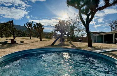Epic Views, Huge House, Acres of J-Trees to explore, Hot Tub, Pool, AC, and Mini-Golf - Foto 5
