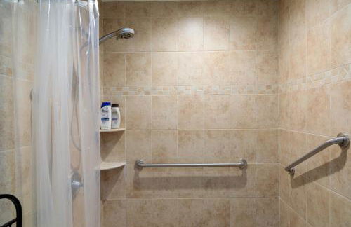 Bright, Spacious Home with Private Deck - Foto 12