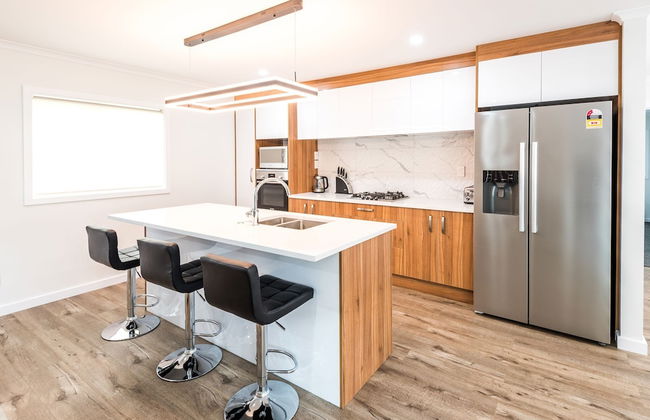 Brand New 5BR home with view of the sea - Photo 17