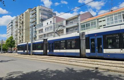 Almada Lisbon em frente dos transportes públicos - Foto 33