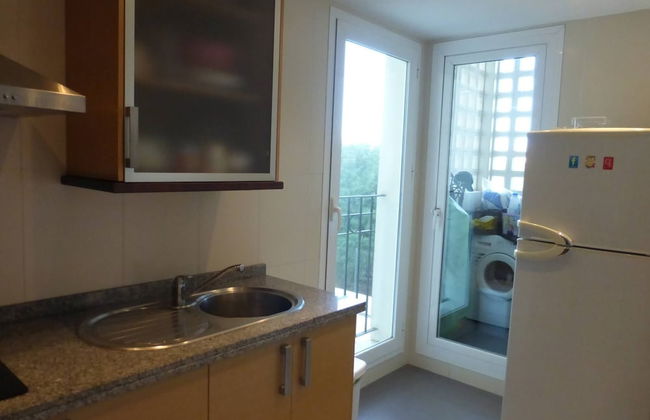 Beautiful 2 Bedroom 2 Bathroom Apartment With Pool - Photo 21